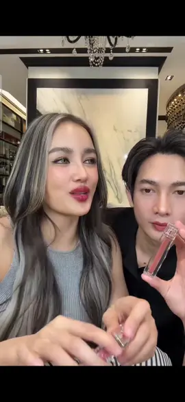 “ลิปน้ำแข็ง” ตัวใหม่ล่าสุด!! นวัตกรรมลิปจุ่ม เนื้อเจลลี่ทิ้นออยล์  ยิ่งทา ปากยิ่งนุ่มฟู ฉ่ำวาว  💄✨น้องจะเป็นเนื้อเจลลี่ นุ่มลื่น ทาแล้วจะแตกตัวออกมาเป็นออยล์ฉ่ำๆ เนื้อบางเบา สบายปากมาก เหมือนไม่ได้ทา ที่สำคัญตัวเนื้อลิปช่วยทำให้ปากดูอวบอิ่ม👄 เติมร่องปากให้เรียบเนียนทันที  แล้วสีติด สเตนบนปากแบบทิ้นท์ 📍มาถึง 10 เฉดสีสวย น่ารักทุกสี  #kathyamrezcosmetics  #kathyamrezcosmetics #KATHYCOSMETICS #ลิปเจลลี่ทิ้นออยล์ #ลิปน้ำแข็ง #ลิปน้ำแข็งปากฉ่ำ #ลิปเจลลี่ทิ้นKATHY #ลิปกระแต #เทรนด์วันนี้ 