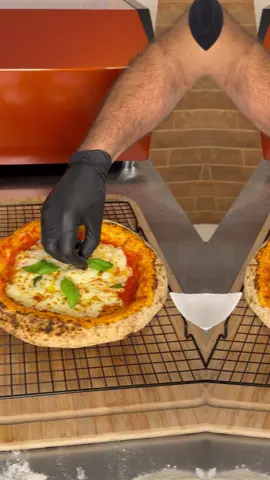 Esquenta para o dia Mundial da Pizza! 🍕🥰🥳 Quem lembra desse desafio? Em novembro de 2024 lançamos um desafio para os nossos seguidores usando a Caputo Pizzeria! Hoje eu te desafio a fazer essa pizza Marguerita maravilhosa! Bora? 😋🍕 Hoje vou te ensinar a fazer uma massa de pizza de longa fermentação usando a farinha Caputo Pizzeria. Essa massa é suficiente para fazer 1 pizza. 👉🏼👉🏼 A farinha Caputo Pizzeria você encontra na C Trade Gourmet @ctradegourmet e eles enviam para todo o Brasil! Já pede a sua! ✍🏽 INGREDIENTES: 🥣200g de farinha Caputo Pizzeria 💦130g de agua gelada 🍶5g de azeite 🧂5g de sal 🌱0,5 gramas de fermento seco. Se sua balança não for de precisão, pese 1g considerando o peso do pote e divida essa quantidade ao meio. ✍🏽COMO FAZER: Primeiro dissolva o fermento na água, misture na farinha e depois que a água for toda absorvida, deixe descansar por 30 minutos em geladeira. Depois do descanso, incorpore primeiro o azeite, sove até absorver e a massa ficar homogênea novamente. Depois incorpore o sal, sove até absorver. Faças as dobras, boleie e dexe descansar de 20 a 30minutos. Repita o processo. Depois da segunda sova, teste o ponto de véu. Se a massa estiver elástica e não rasgar, ela está pronta para ser boleada e ir para a fermentação. Deixe fermentando até dobrar de tamanho. Depois disso, coloque na geladeira e deixe de 24h a 48hs. Tire da geladeira 4hs antes de assar. ✍🏽 INGREDIENTES: 🥫Molho de tomates pelados Ciao (temperados com azeite e sal) 🧀Mussarela de Búfala 🌿 Manjericão Basílico Assamos por aproximadamente 2 minutos no forno da Bravo Fornos, o Prático e ele é sensacional. Um forno potente, espaçoso e muito bonito! Sua pizza vai pra outro patamar com esse forno! Já entra no perfil da Bravo e fala com o Evandro @bravofornos.pizzaartesanal para garantir o seu com desconto de 5% Se fizer me marca! #pizzaemcasa #massadepizzadelongafermentacao #massadepizza #pizzanapolitanacontemporanea #pizzaparadoiss #pizzafeitaemcasa #pizzalovers #cornicione #receitadepizza #fornodepizza 