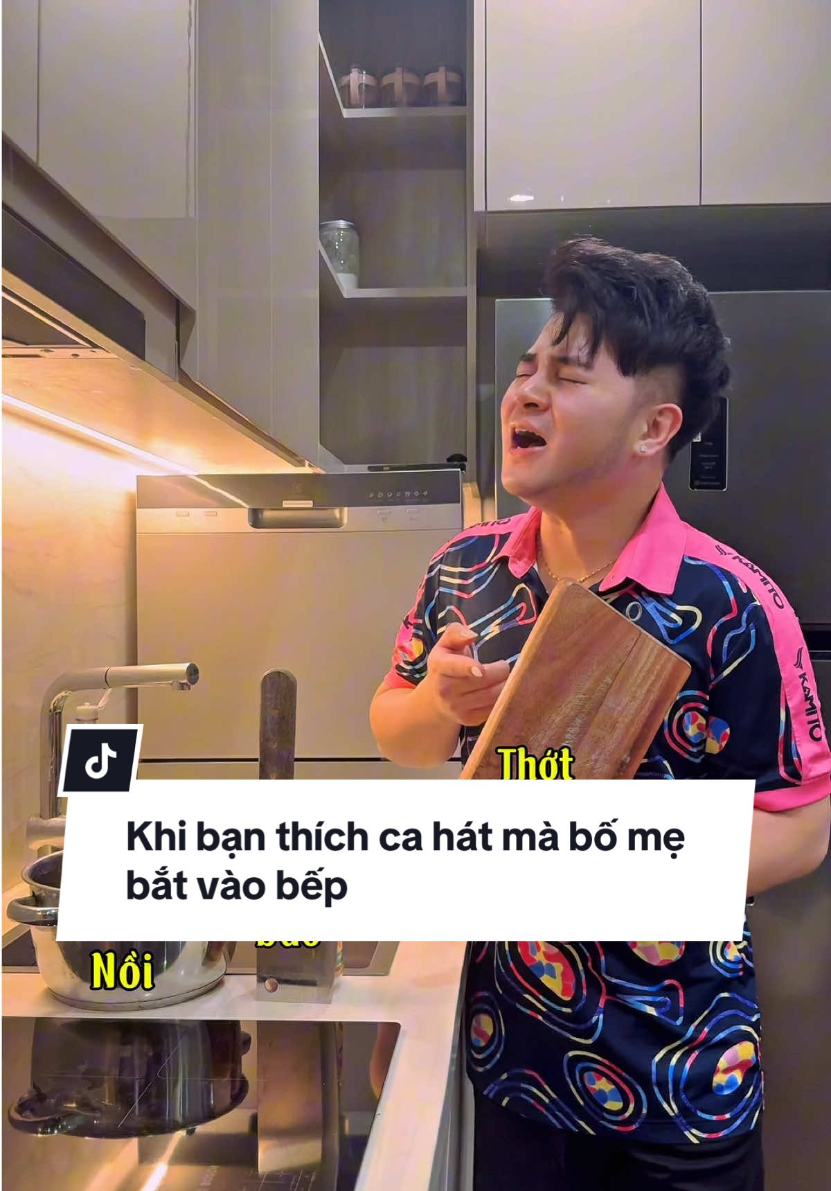 Khi bạn thích ca hát nhưng bố mẹ cứ bắt vào bếp 😂#vutuanhung #chieckhanpieu #giaitritiktok #nhachaymoingay #metub #noidaothot