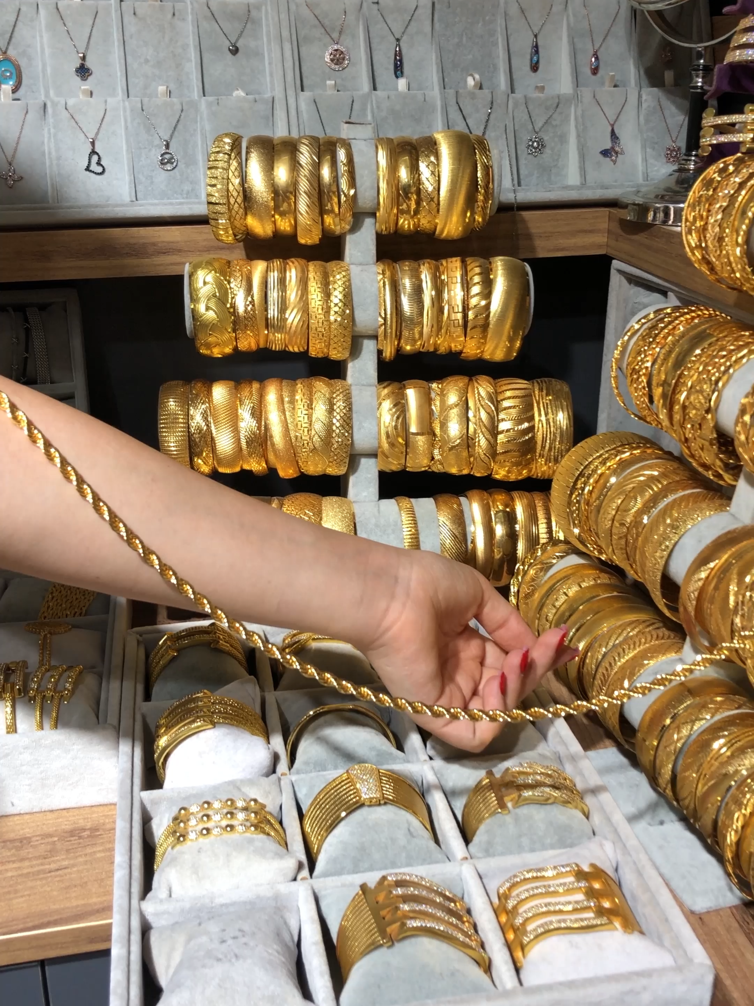 ☀️ Yaz Aylarında Lazım Olan Serum: Altın Kaplama Takılar ✨ Hafif, zarif ve göz alıcı! 💛 Plajdan davete her anına uyum sağlar 🔒 Cilt dostu ve uzun ömürlü kaplama 🌸 Sommer Must-Have: Vergoldeter Schmuck von Ferizz 🌐 Keşfetmek için hemen tıkla: ferizz.com #YazTakıları #AltınKaplama #GoldStyle #zariftakılar #StilTamamlayıcı