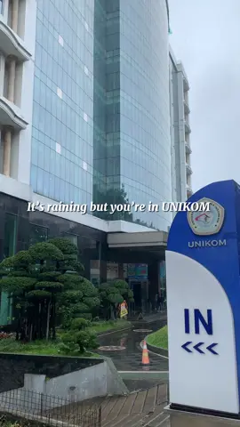 It’s raining but you’re in UNIKOM 🫰🏻❤️ #unikom #unikombandung #unikomers #unikomselaludihati #bandungafterrain #bandung #rain #kampus #kampuslife 