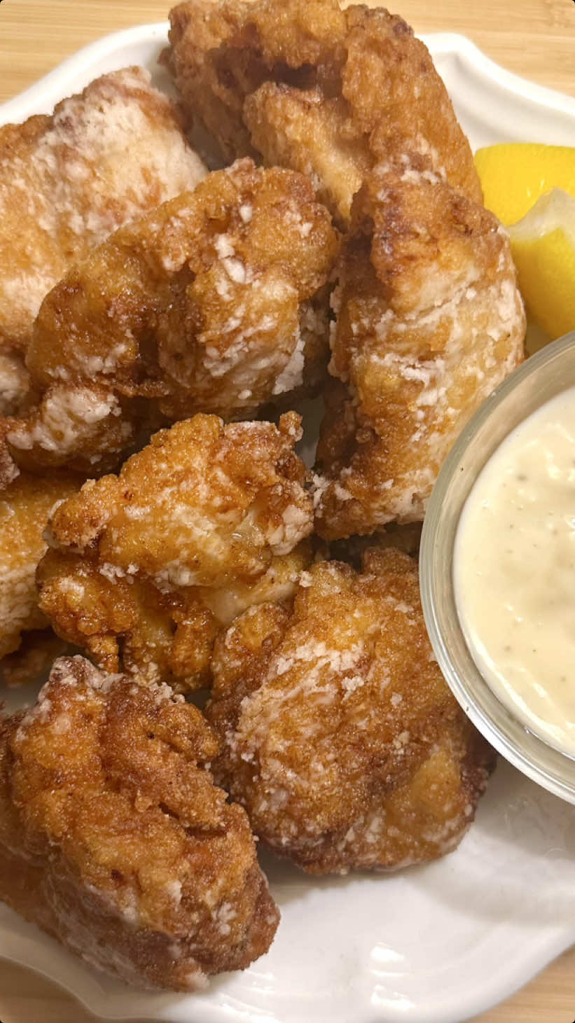 Japanese crispy chicken / karaage 🐔 Crispy outside, juicy inside — this is Japanese Karaage! This is one of the most popular homemade fried dishes in Japan. Eat it just as it is, or squeeze some lemon juice on top — so simple, so good! 🍋And if you like, dip it in a little garlic mayo sauce for the full experience 🤍 Of course — it’s Halal-friendly too! 🌿 You’ll find the full recipe on my Insta – go take a look! #karaage #friedchiken #japanesefood #EasyRecipes #halalfood #crispychiken 