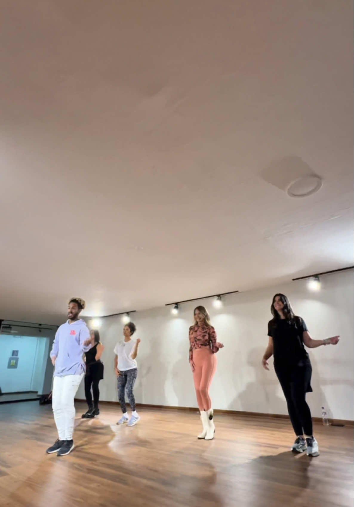 Un día de ensayo con las chicas! Que divertido recordar los pasos después de 25 años, asuuuu como ha pasado el tiempo.  #raulromero #caradehaba #rconr #habacilar #reencuentro #delatele #alestadio #estadionacional #losacademicos #lospitucosdelbalcon #tracy #thalia #cati #laurahuarcayo #tvperuana #tvperu #lima #peru #juegos #diversion #baile #americatv #panamericana #tele #tv #coreografia #jingle #programa #modelos #roger