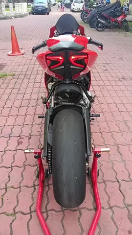 Ducati Panigale 899 untuk di lepaskan...motor cun..tak ada masallah...jarang Ride...kilometer masih rendah 23 ribu... berminat boleh call atau wsp Abang man  tel 013-9131166 cukup video berbicara...