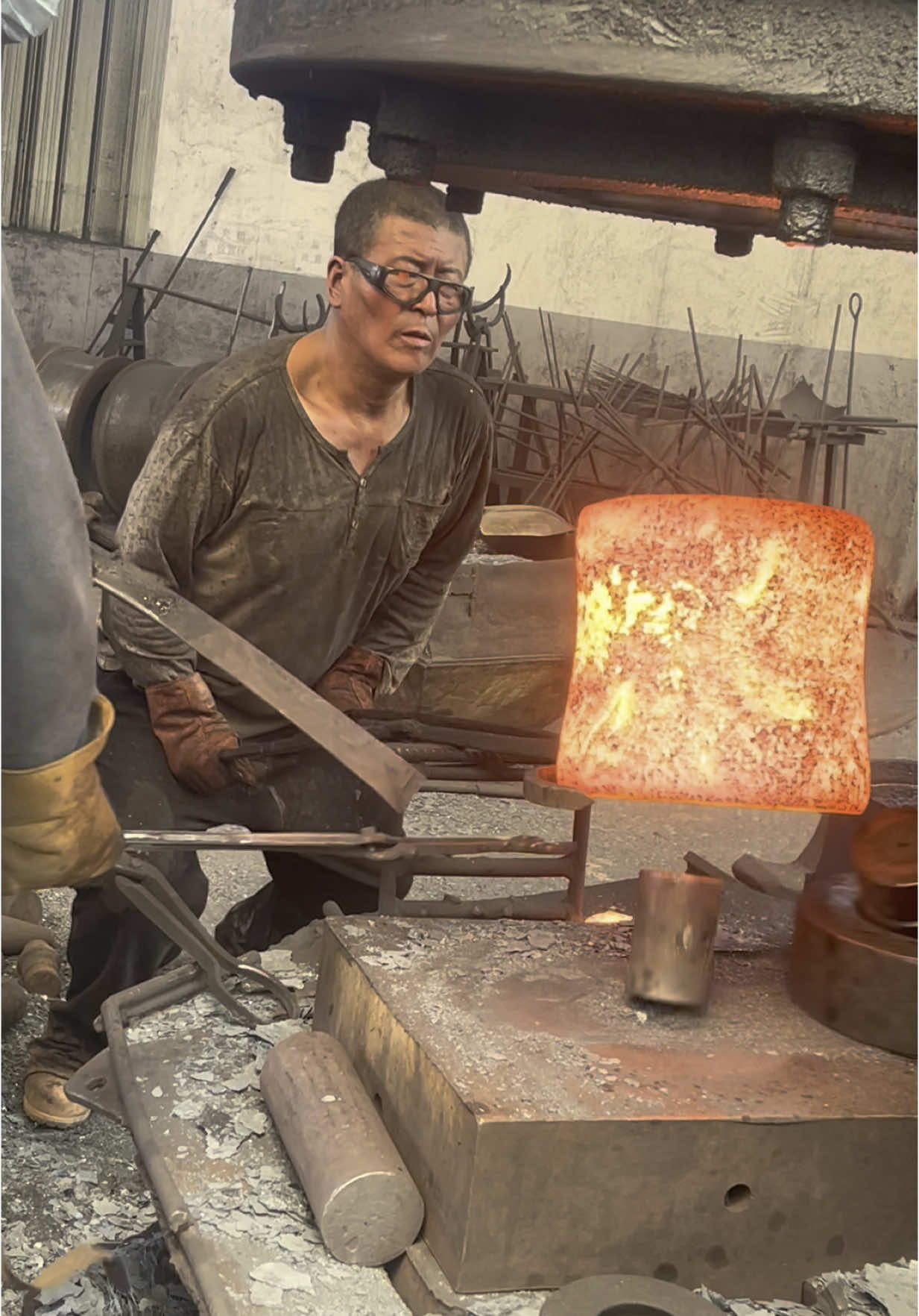 Watch a Bearing Get Made: Forging, Flattening, and Reaming #process #machine #forging #blacksmith #factory 