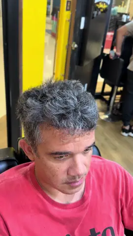 DESONDULAÇÃO TÉRMICA EM CABELO GRISALHO  . . #desondulaçãocapilar #selagemcapilar #visagismomasculino #oldmoney #cabelomasculino #corteoldmoney #saoluis #barbearia 