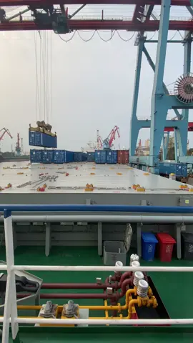 Proses loading on deck Sailing jakarta to pekanbaru #fyppppppppppppppppppppppp #fypage #pelautpunyacerita #pelautindonesia #pelauttiktokindonesia #xyzbca #seafarer #container #pelabuhantanjungpriok #viraltiktok #masukberandafyp #tiktok?pelit?fyp 