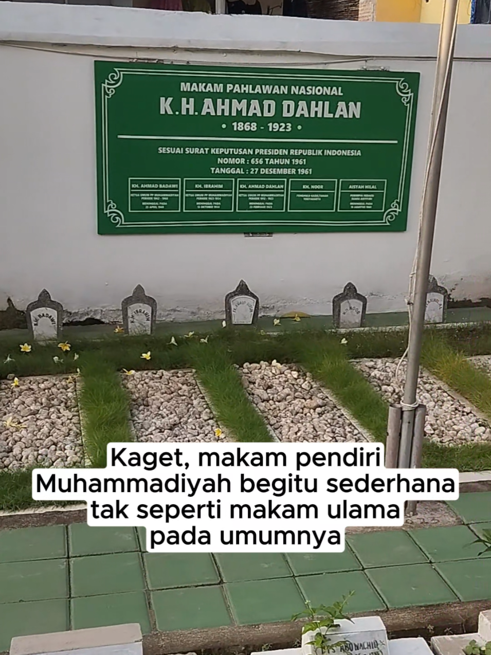 KH. Ahmad Dahlan, seorang Pahlawan Nasional dan Pendiri Muhammadiyah. Makamnya begitu sederhana terletak di barat Masjid Karangkajen Yogyakarta. #fyp #xyzbca #muhammadiyah 