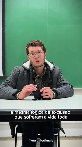Falar de inclusão é fácil. Difícil é praticar quando o diferente tá do seu lado. Se o movimento LGBT não tiver coragem de se olhar no espelho, vai seguir cobrando dos outros aquilo que não vive internamente. #Diversidade #LGBT #Grindr 