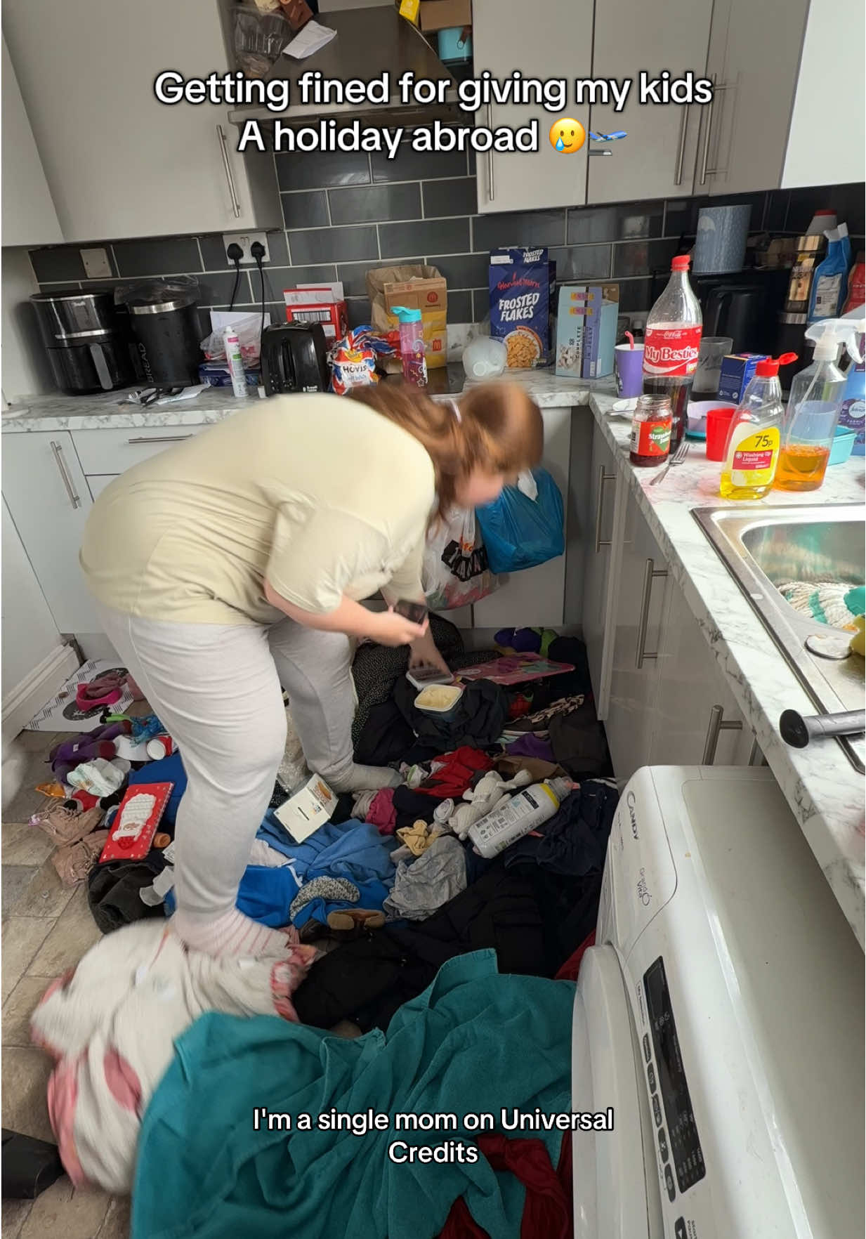 I don’t get why we get punished for making our kids happy 🤦‍♀️ #universalcredit #singlemum #mumlife #cleaning #CleanTok #school #fine #creator #contentcreator #house #uc #benefits #shopping #food #shop #lowincome #allinclusive #travel #aldi 