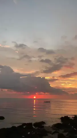 tenangkan hati dan fikiran #foryou #fyp #sadvibes #senja #sunset  #galaubrutal 