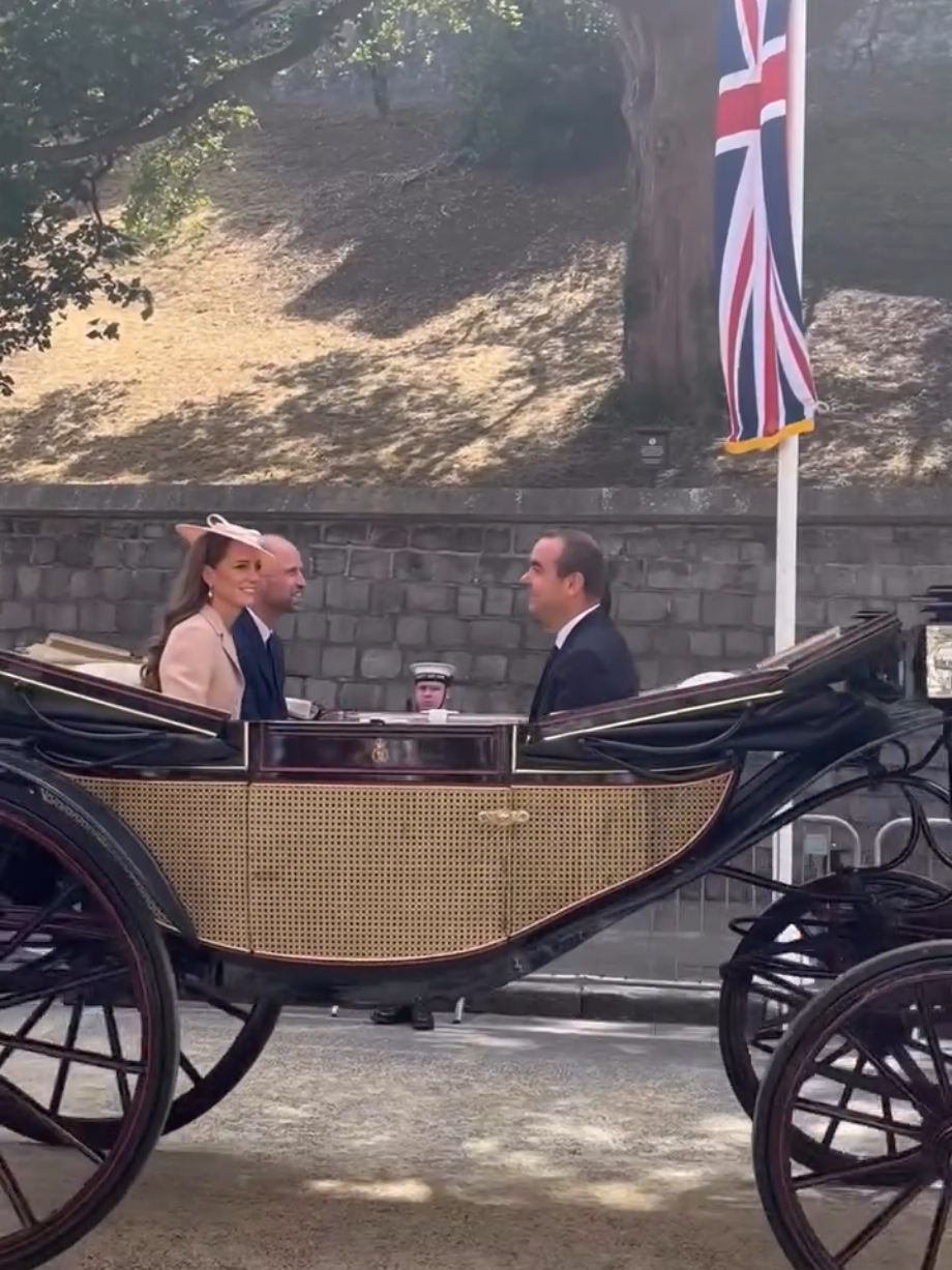 Princess Catherine and Prince William in a carriage procession through the streets of Windsor after welcoming the French president to the U.K. #katemiddleton #princewilliam #statevisit #princewilliam #royalfamily #familuareal 