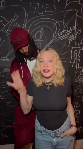 Madonna e Akeem Morris na trend de ‘Dame Un Grrr’, música de Fantomel e Kate Linn. 🎥: @madonna @akeem.morris