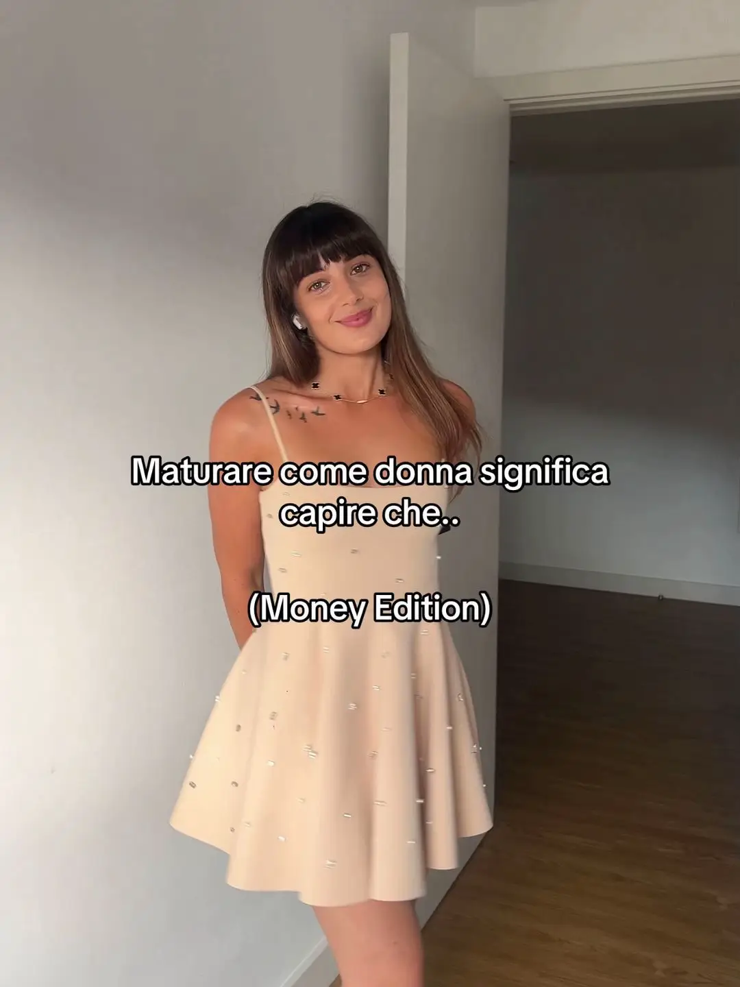 Maturare, per una donna, significa questo: smettere di cercare stabilità negli altri. E iniziare a costruirla da sola. Le donne più inarrestabili che conosco? Fanno i propri soldi. Non aspettano l’approvazione, il momento giusto o un partner. Trasformano lo stipendio in investimenti. Le idee in reddito. L’energia in libertà. Perché la vera femminilità non è solo morbidezza. È intelligenza. È strategia. È indipendenza. Se ti senti bloccata in un ciclo di “lavoro tanto ma resto ferma”… è ora di cambiare approccio. 🎁 Guarda il Training Gratuito che ti mostra tutto passo passo — Lo trovi nel link in bio #soldi #donne #vita #investimenti #insight 