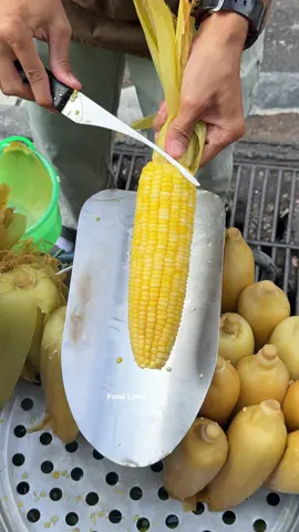 A Thai man shows way an easy corn peeling 🌽🔪 #asmr #foodland #fruit 