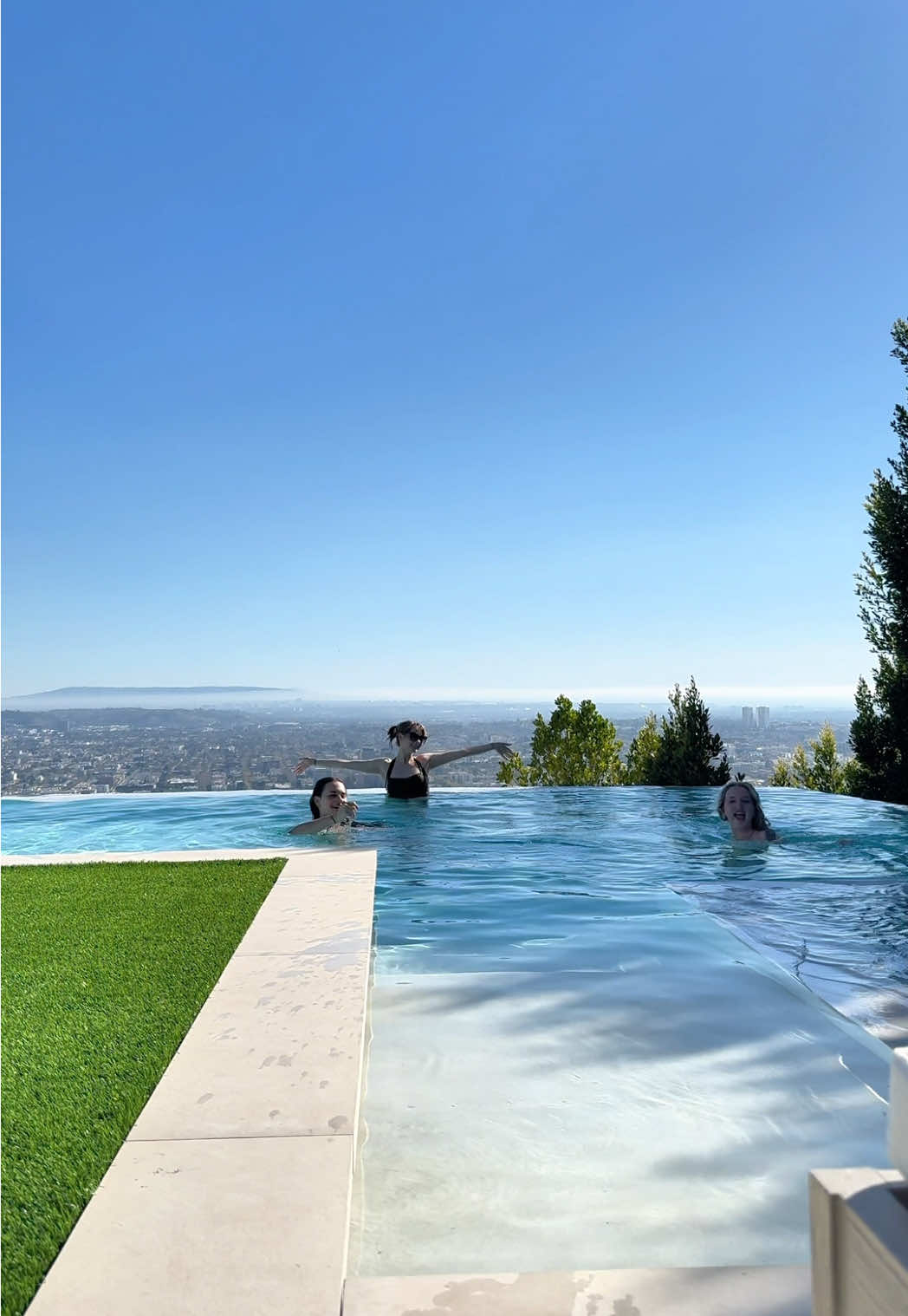 Me 🤝 Perfect California pool days ☀️🌊😎 #Summer #california #losangeles 