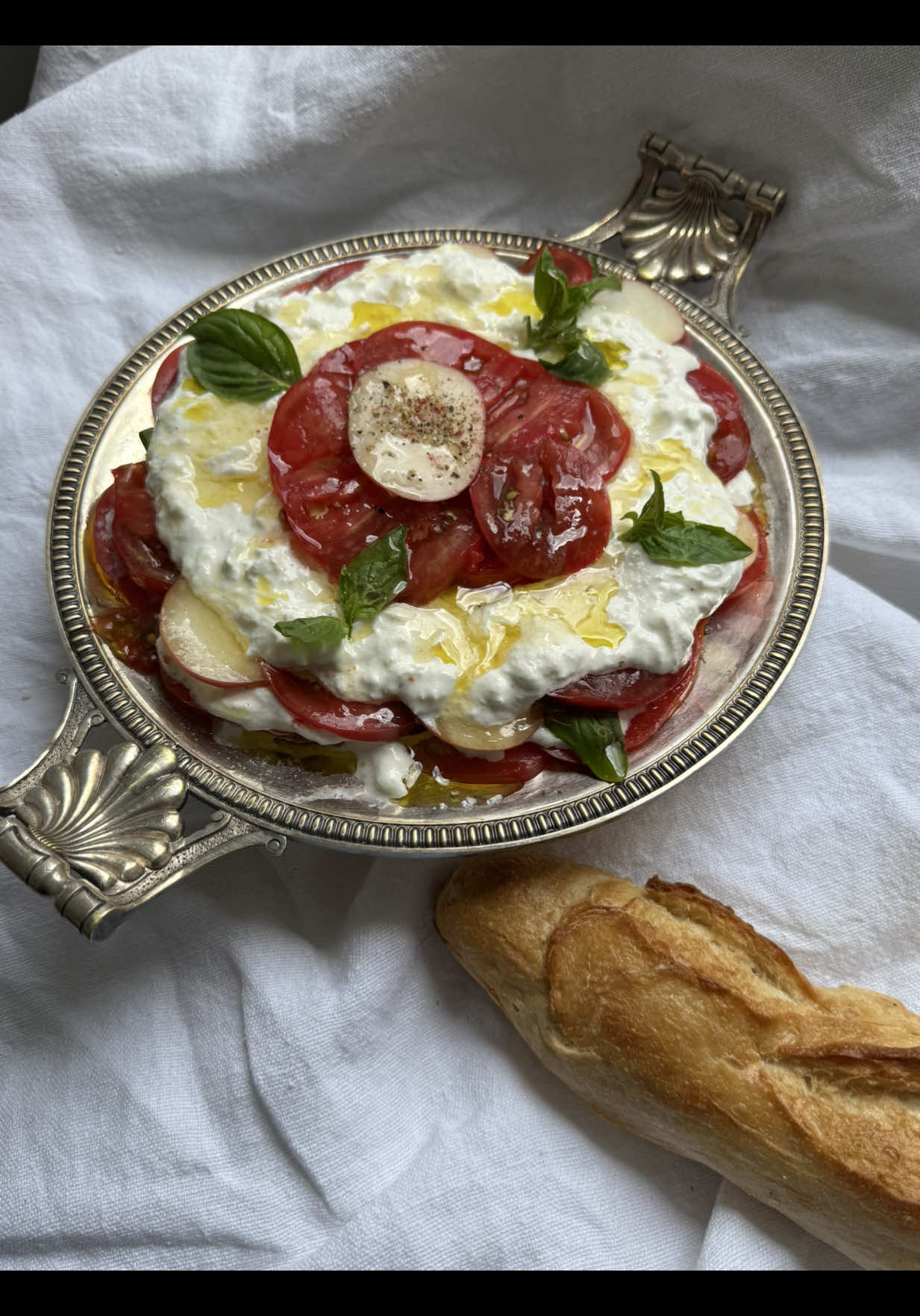 Faut arrêter de nous prendre pour des fous du village alors je vous montre comment joliement présenter votre tomate buratta et l’a rendre délicieuse et ça vous coûtera pas 17€ ! 
