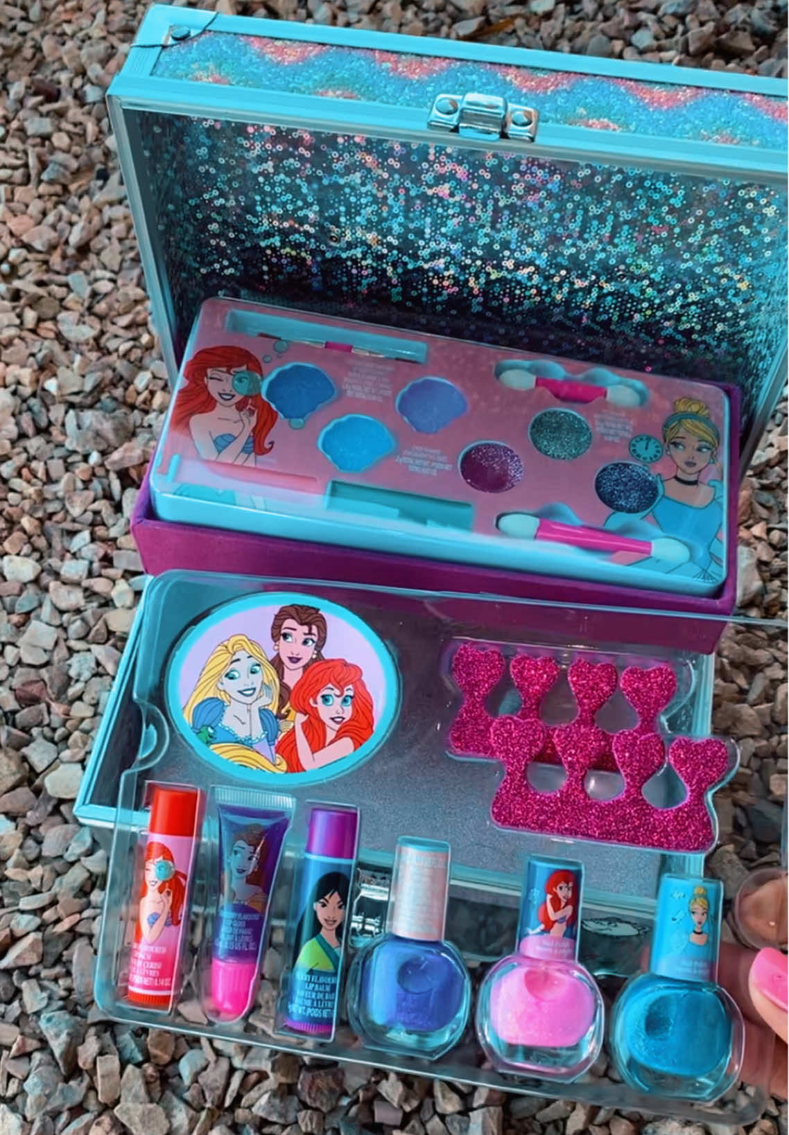 Disney Princess Train Case Girls Beauty Set #disneycollection #makeupkit #playmakeupkit #disneytoys #disneyprincessmakeup
