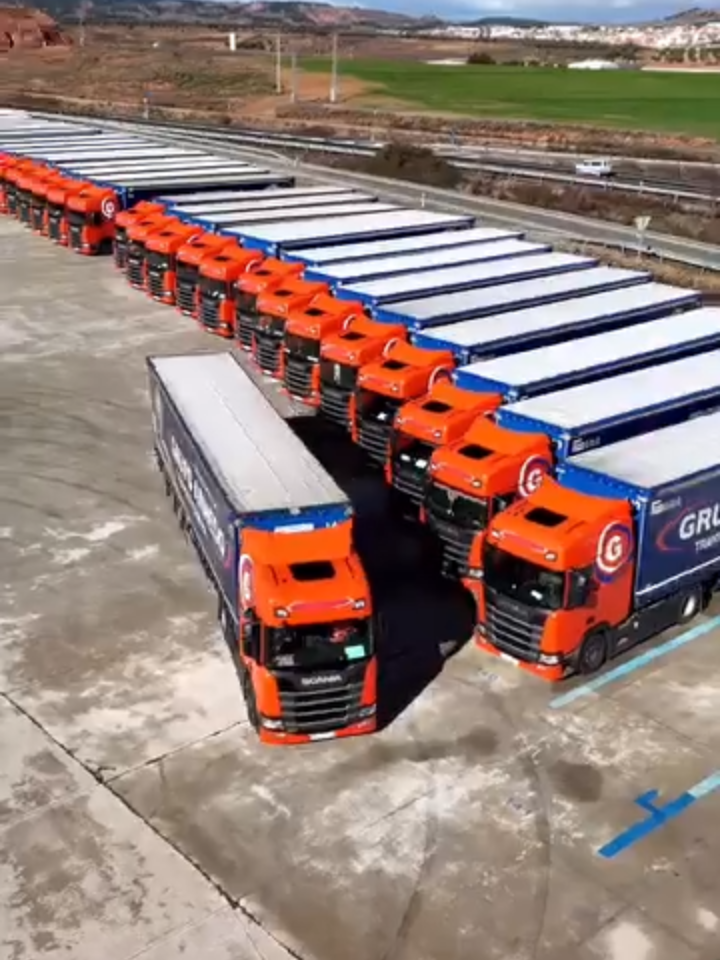Nuestra flota de gigantes naranjas está lista para el servicio que necesitas. 🚚✨ @grupo_arnedo #logistics #logistica #camion #camiones #transport #transportation #transporte #logisticainternacional #españatransporte #transportenacional #grupoarnedo #medioambiente