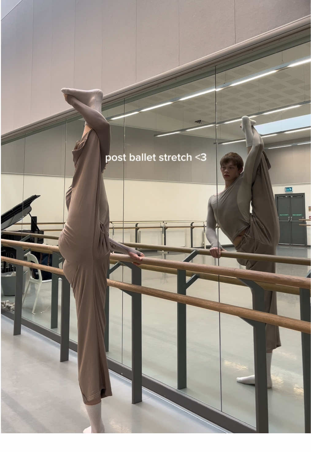 Feeling elastic and tishtastic 🕺✨  #fyp #balletcore #stretching #balletboy #ootd #onrunning #fkatwigs #bendy #dancing #ballet #model #fashion #ballerina #modellife 