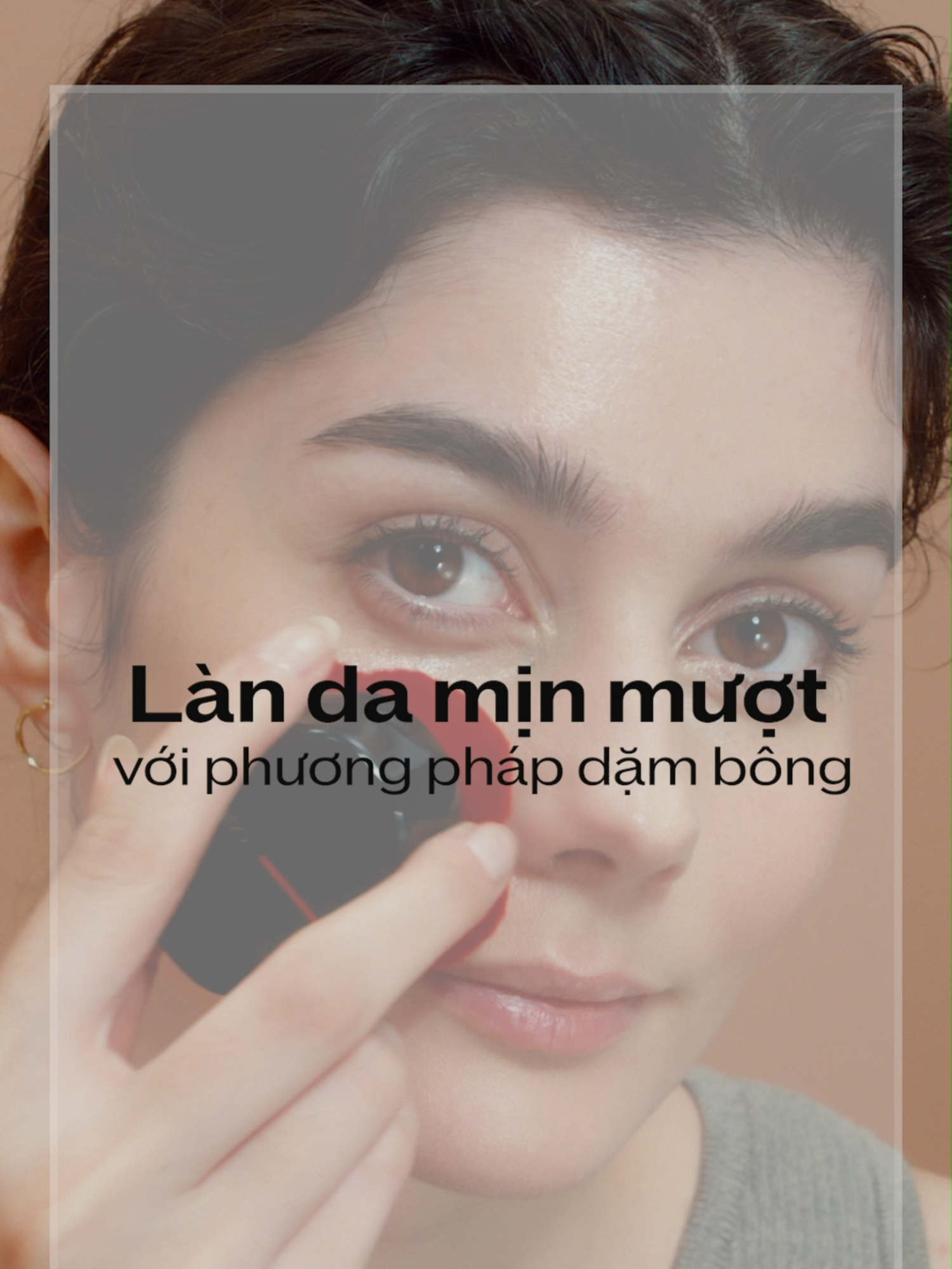 Bạn đã thử “dặm bông” đúng cách để lớp nền mịn như lụa chưa? 💫 Bí kíp nằm ở kem nền REVITALESSENCE SKIN GLOW kết hợp dặm nhẹ tay cho hiệu ứng tiệp da, căng mướt tự nhiên. Makeup kết hợp skincare, chuẩn glow xinh tươi suốt ngày dài. Try on ngay! #shiseidovn#shiseidomakeup#revitalessencevn#skincaremeetsfoundation