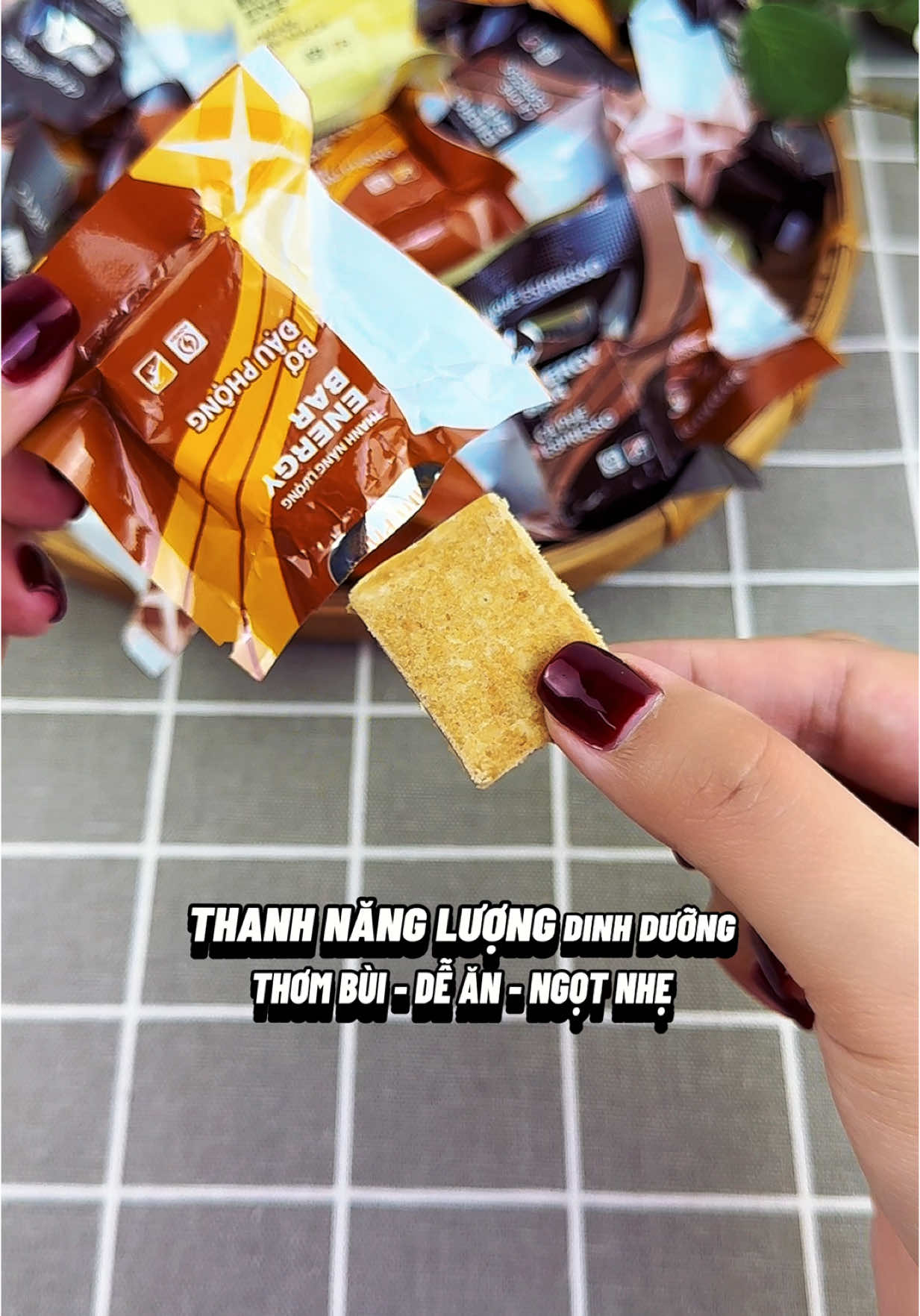Trả lời @Kim Triều Ăn 2-3 viên là giúp phục hồi năng lượng mà cũng không thèm ăn vặt, no lâu, thơm mềm, dễ ăn, không ngấy với thanh năng lượng dinh dưỡng Kim Phú Food #thuongntb #tiemthuong #thuhaifreeship #muataitiktokshop #reviewanngon #ancungtiktok #mukbang #thanhnangluong #thanhnangluongdinhduong #thanhnangluongkimphufood #thanhnangluongkimphu #viennangluong  @Tiệm Thương 