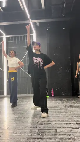 choke run but my 18 yr old self is sOOOOOoooo happy dancing to this iconic piece !!! thank you sm for this class coach 🥹🤩🫶🏻 🧠: the one and only, coach @Chips Beltran  🎶: solo by iyaz 📹: @wandaafloress my bby, thank uuuu