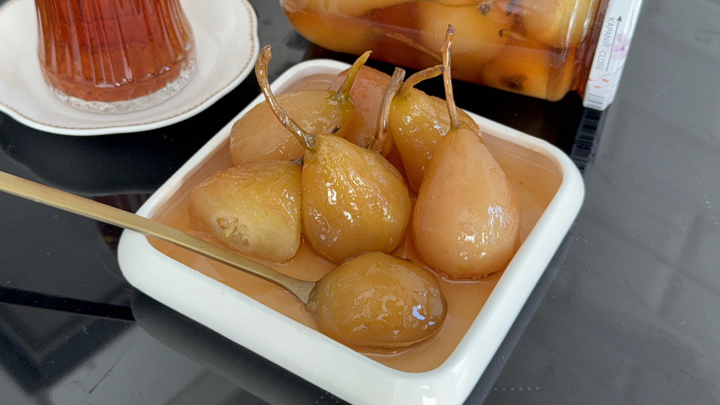 MÜKEMMEL KIVAMI VE LEZZETİYLE 💯 GÖNÜLLERİNİZİ FETHEDECEK ARMUT REÇELİ 🍐ve ya tatlısı 🧡 ayrıntılı sesli anlattığım tarif videosunu YouTube kanalımdan izleyebilirsiniz ❤️ Gerekli malzemeler : 1 kg yaz armudu 800 gram toz şeker 200 ml su 4 dilim limon  1 yemek kaşığı limon suyu 3-4 adet karanfil  hazırlanışı : öncelikle Armutların kabuğunu soyucu yardımıyla ince bir şekilde soyalım. Ardından çatal yardımıyla üzerlerine 4-5 yerden delik açalım. Hızlıca limonlu suyun içerisine atıp bekletelim ki bekleme aşamasında kararmasınlar. Ardından şekeri, limon suyunu ve suyu tencereye alıp kaynamaya bırakalım. Kaynadıktan sonra içerisine meyveleri, limon dilimlerini ve karanfili ekleyip birkaç dakika daha kaynatalım. Ardından tencerenin kapağını kapatıp Ocaktan alalım. Bu şekilde reçel tamamen soğuyana kadar beklettikten sonra tekrardan ocağa alıp kıvam alana kadar kaynatmaya devam edelim🙏🏻 kıvamı aldıkça meyvelerin ve suyunun rengi değişecektir. Yeterli kıvama geldiğinde steril kavanozlara doldurup vakumladıktan sonra dilediğiniz kadar bekletebilirsiniz🫶🏻 #reçel #tiktokviral 