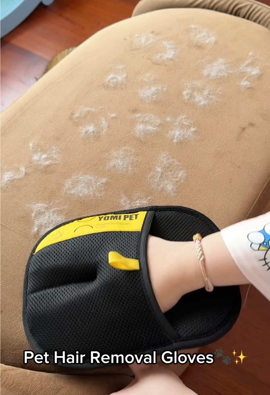 Pet Hair Removal Gloves✨#pethairremoval #pethairremover #petproducts #pethair #cathair #catsoftiktok #PetsOfTikTok #dealsforyoudays 