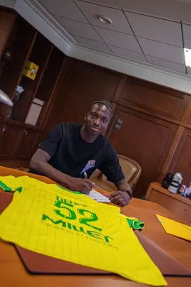 J shoot le Première contrat pro pour @Bss1.9 au @FC Nantes ✍🏽⚽️❤️ 