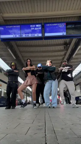 Casi se nos va el tren @Caro Bonilla 💋 @Miguel @Chamografo @JHAYLOPEZ🥷 