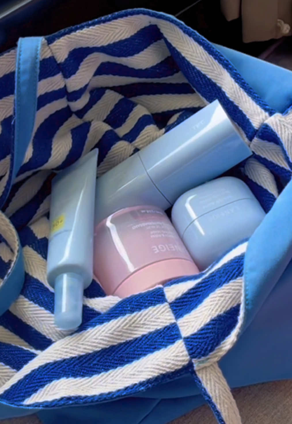 ☀️ Hè không thể thiếu biển, da chẳng thể thiếu LANEIGE - LANEIGE Water Bank UV Barrier Sunscreen ☀️  Vừa chống nắng với chỉ số SPF50+ PA++++, vừa dưỡng ẩm và làm dịu mát da khi apply 🫶🏻😚 Mỏng nhẹ, thấm nhanh, bảo bảo bối bối nắng hè đây!  #LANEIGEVN #WaterBankUVBarrierSunscreen #ChongNangCapAm #CoolSkinHotSummer #OPENTOWONDER 