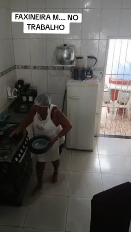 faxineira. M..... no trabalho 