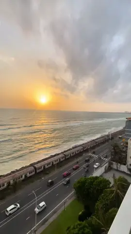 ඒකනම් පිස්සුවක් ☀️🌅 #กระตุกตามจังหวะเท่ๆ #fouryoupage #fypシ #downsouth #2025 #sunset #colombo #goldenevening 