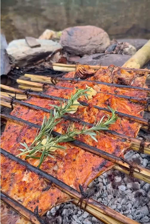 Charcoal-girlled salmon, enjoy a delicious dish amidst the fresh air of the mountains 🐟🪵🔥🌲 #cookingasmr #outdoorcooking #Recipe #leon #cookingnature #camping #foodtiktok #salmon #grilled 