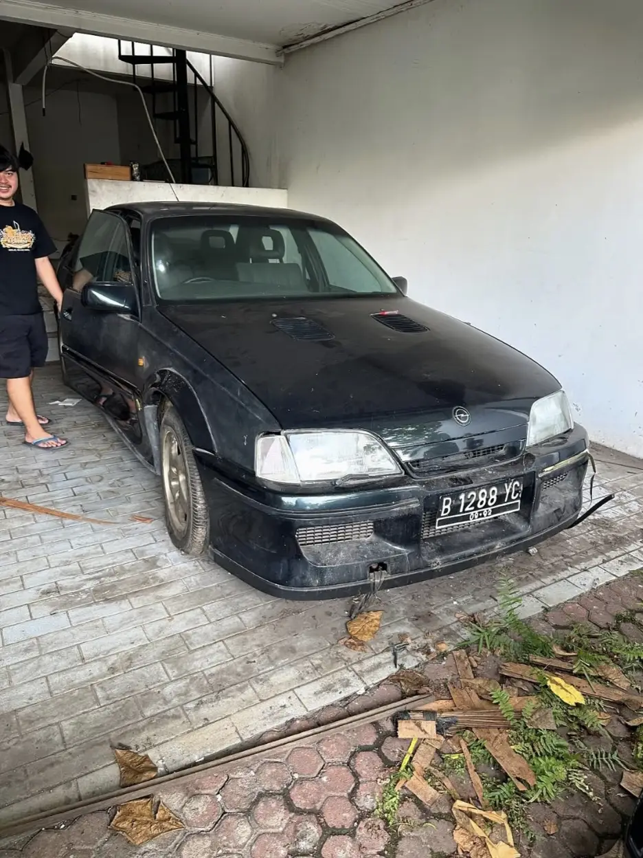 For context : ini mobil sport 4 pintu 6 silinder segaris twin turbo dengan tenaga 377 daya kuda itu cuma 900 unit di dunia dan di negara asalnya inggris jumlah nya sekarang udah kurang dari 200 unit. Mobil ini berawal dari keinginan Bob Eaton CEO General Motors Eropa saat itu untuk menciptakan sebuah sedan yang fun to drive dengan performa serta akselerasi yang kencang.  Lotus Carlton menggunakan basis Opel Omega yang diproduksi di Jerman. Mobil ini mengalami perombakan total seperti pada bagian fender, beberapa panel bodi, dan aero kit untuk meningkatkan downforce. Sistem pengereman sudah diganti dengan AP Racing, pelek berukuran 17 inci serta suspensi multi link dengan self leveling.  Urusan performa, Lotus menyematkan mesin 3.600 cc 6 silinder segaris twin turbo yang dapat menghasilkan tenaga sebesar 377 HP dan torsi 568 NM. Tenaga dan torsi tersebut jauh lebih besar dibandingkan Porsche 911 Turbo, Ford Mustang GT, dan BMW M5.  Karena tidak ada transmisi yang mampu menahan tenaga dan torsi sebesar itu, digunakanlah transmisi manual 6 percepatan milik Corvette ZR1 serta LSD dari Holden Commodore SS. Lotus Carlton (atau Omega di Amerika) dapat menempuh 0-100 km/jam dalam 5,1 detik saja sedangkan top sperd nya mencapai 285 km/jam. Hal tersebut menjadikannya sedan tercepat pada zamannya. Karena kecepatannya yang di atas rata-rata, Lotus Carlton menjadi mobil favorit para perampok karena sulit dikejar polisi. Beberapa media otomotif saat itu mengkritik mobil ini, bahkan editor Autocar menyarankan Lotus untuk membatasi top speed nya dengan alasan keamanan.#rarecar #lotuscarlton #indonesia #spotted #lotus 