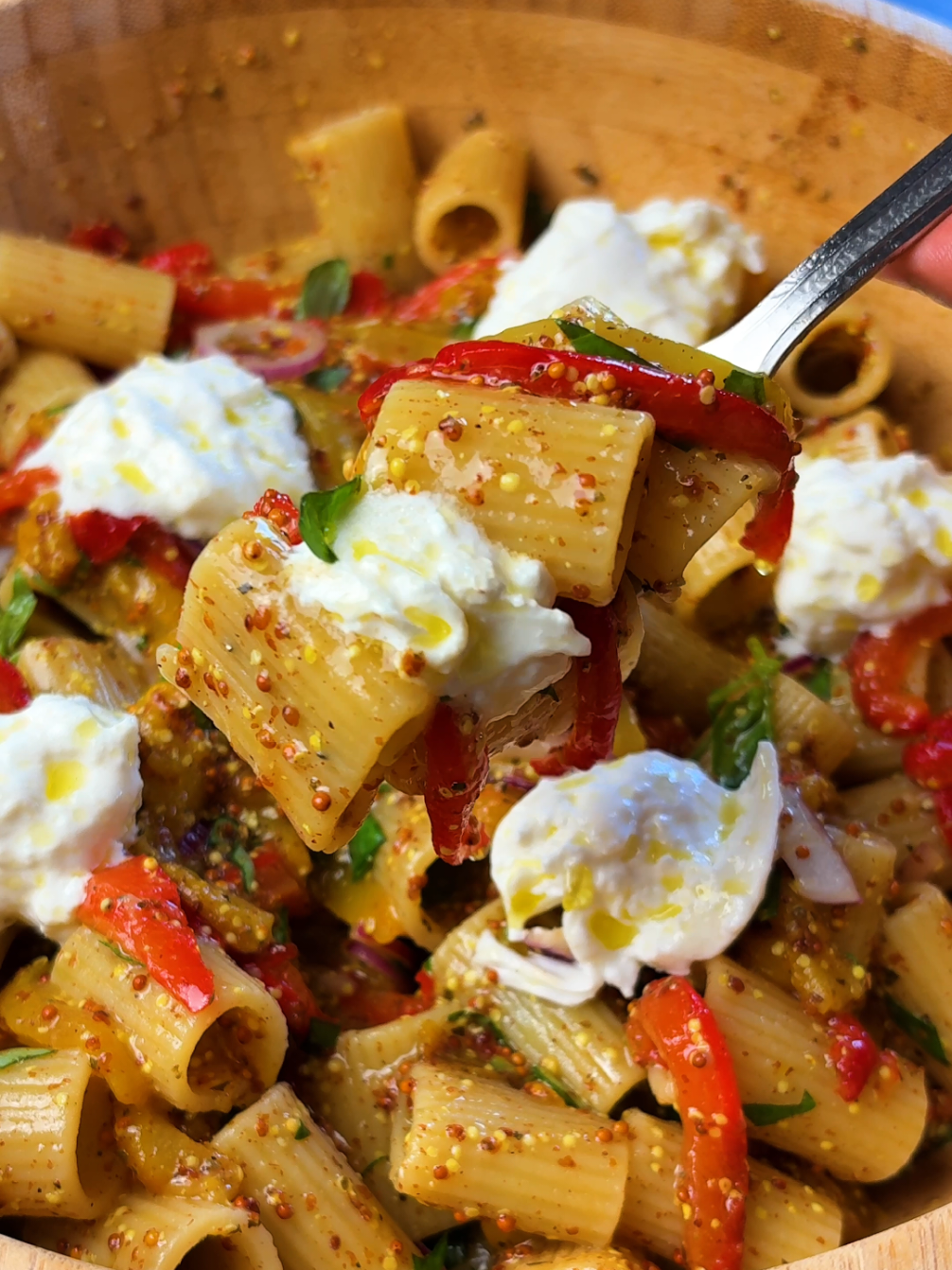 THE BEST SUMMER PASTA SALAD😍 Freaking hot outside, still want to eat pasta but want something fresh and cold? This roasted red pepper pasta salad is WHAT YOU NEED!🔥  Tasty, fresh and you can make it your way by adding your favourite veggie!✨ The best about it is you can easily store it in the fridge to enjoy it later❤️ Hope you like this one, we absolutely LOVED IT🥰 The full recipe is in our Ultimate Pasta Cookbook, link in bio📝 #salad #pasta #pepper #food #tasty #delicious #fyp 