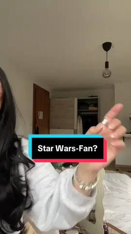 Ich bin Star Wars Fan und dekoriere mein Zimmer neu – aber ich brauche eure Hilfe bei der Macht! ✨ Welche Deko darf auf keinen Fall fehlen? 💗 #fürdich #fyp #StarWarsRoom #ZimmerMakeover #NerdRoom #StarWarsFan #RoomTransformation #tiktokdeutsch #fypdeutsch #dekorationsideen #interiordesignnerd #zimmerinspo #diydeko #dekorierenmitstil #nerdlife #geekstyle