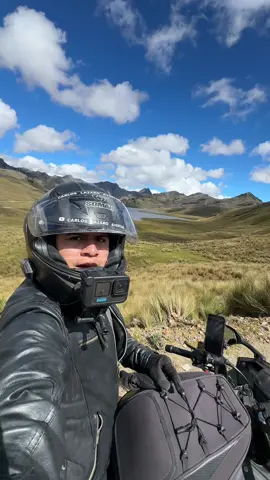 Rumbo a Chavín, la cordillera nos regaló este paisaje brutal: la Laguna Huachococha, enmarcada por montañazas que quitan el aliento. 🏍️🏔️💙 #LagunaHuachococha #ChavínDeHuántar #Áncash #CordilleraBlanca #PerúAndino #MotoAventura #Motoviajeros #RutaAndina #Recuay #Huaraz #CallejónDeConchucos #ExplorandoÁncash #PerúEnMoto #ViajerosPeruanos #AndesDelPerú #Mototrip