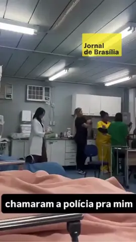 📹⚠️ Um vídeo envolvendo a influenciadora Izabelly Vidal gerou polêmica nas redes sociais. Nas imagens, ela aparece gravando dentro de um hospital público enquanto discute com uma médica, e acaba sendo repreendida por outros profissionais: “Fica filmando mesmo, blogueira. Tá todo mundo te tratando aqui com muito respeito.” 😡🏥 A atitude da influenciadora foi criticada por internautas, que apontaram falta de respeito com os trabalhadores da saúde. O episódio reacende o debate sobre os limites do uso das redes sociais em ambientes públicos e situações delicadas. 📹: Reprodução #JornaldeBrasilia #izabellyvidal #hospital #saude #servidorpublico #desacato #blogueira #influencer