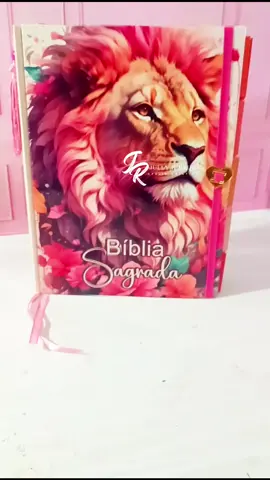 Força e dignidade são os seus vestidos, e quanto ao dia de amanhã, não tem preocupações.’ — Pv 31:25 Reformada com propósito e beleza, essa Bíblia simboliza a mulher que conhece o seu Deus e ruge com fé, revestida da força do Leão.