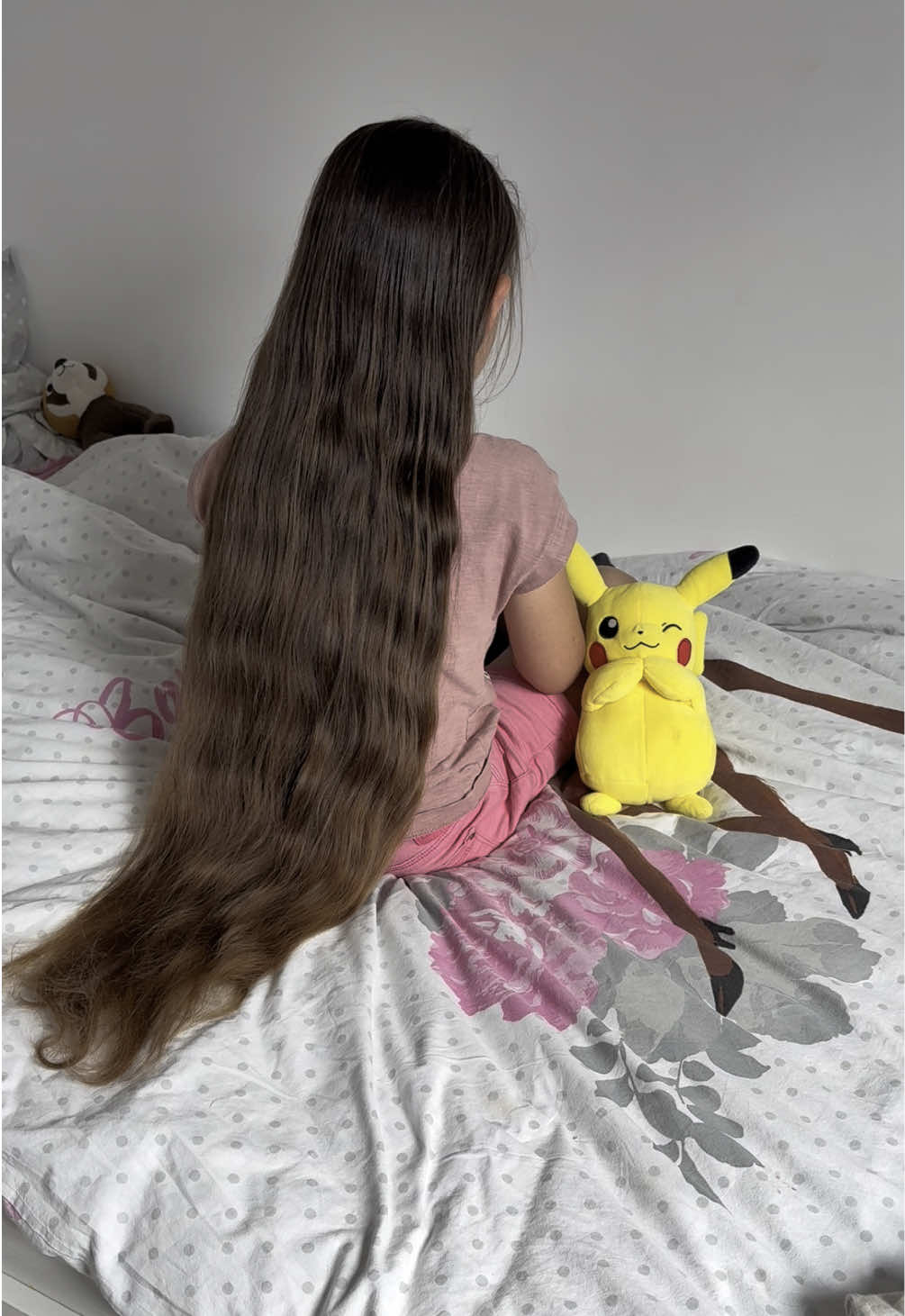 On brosse on brosse avec Pikachu à côté 😉 #hair #longhair #cheveux #hairstyle #cheveuxlong #hairtok #cheveuxnaturels 