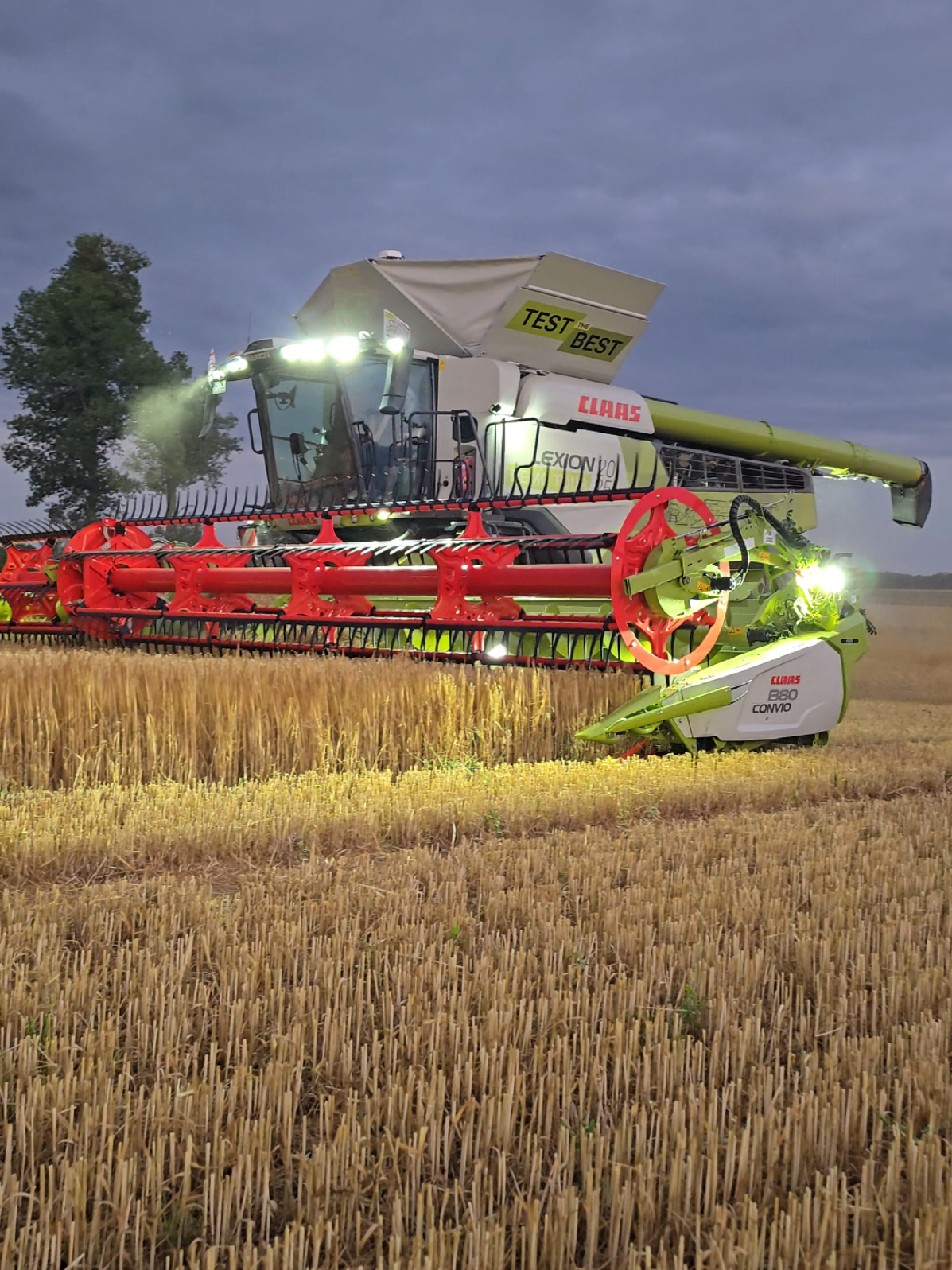 Was ein Ernte Monster😈 #agrarfilmer_erzgebirge #nofarmersnofoodnofuture #agriculture #landwirtschaft #dreschen #dreschen2025 #ernte #ernte2025 #getreideernte2025 #claaslexion8900 #claasdemotour #claas 