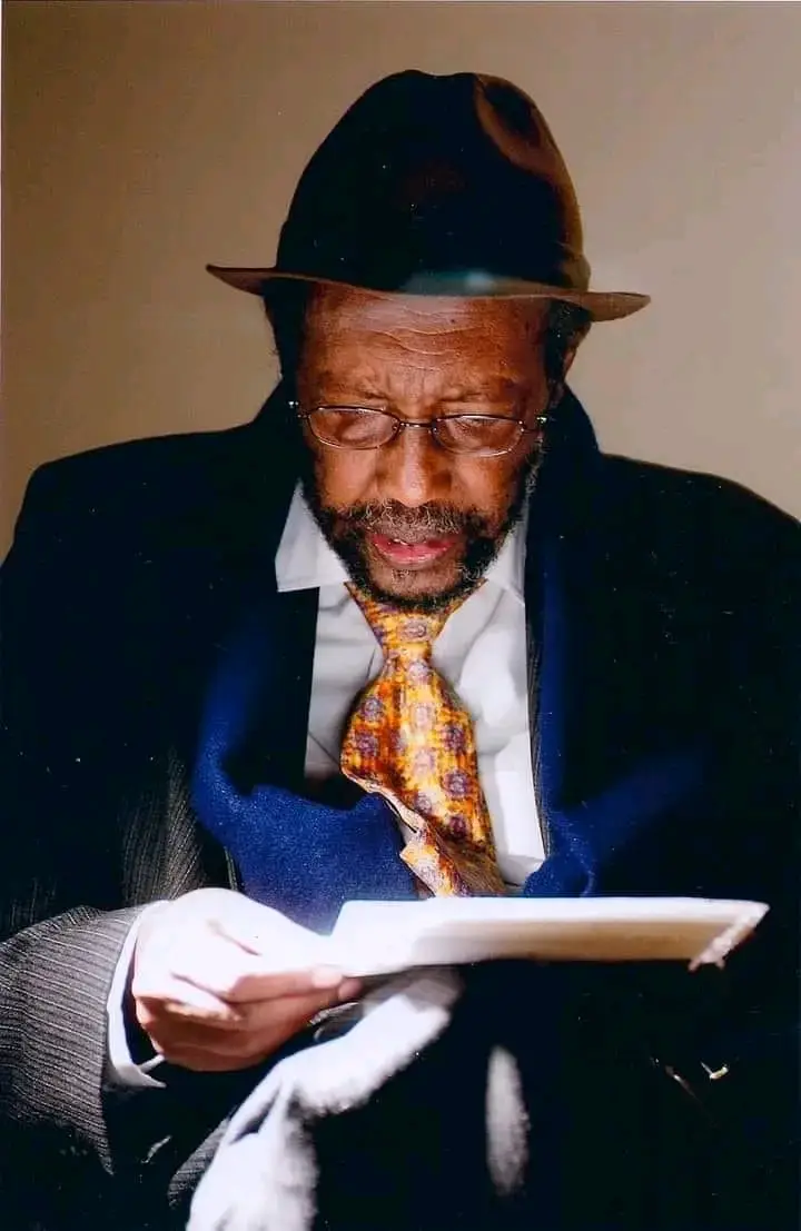 ...መቼስ አይሆንም ካልሽ ቅሪ ግድ የለም አትገደሪ ልቦናሽ በመተረልሽ  ባሳደረብሽ እደሪ ተስፋ መቀነን ነው መቼም የሰው ልብ አይችለው የለም ብቻ ዳግመኛ ሞት ሳንሞት አዲስ ቀን ሳይጨልምብን ድፍን ደመና ሳይቋጥር ክረምት ውጅት ሳይወርድብን ኮከባችንን ሳንጠራ  ሳንቆጥርባት ሳትቆጥርብን ሞራችንን ሳናስነብብ  ሳናሳያት ሳታይብን ጨረቃን መስክሪ ሳንል ሳናውቅባት ሳታውቅብን አዋሽ ማዶ ቆቃ በረን እባክሽ ጀንበር ትጥለቅብን ውሃ እንደ ዱታ ሲተምም በድን ሸለቆ ሲናገር በሰማይ ፈረስ ተጭኖ  ከአጥናፍ አጥናፍ ሲንደረደር ሲያስጉተመትም ሲያስገመግም በአይነ ህሊና ለመመስከር  ሳንጨነቅ ሳንገደብ ለማንም ምንም ሳናዋይ  ሳንናገር ሳንጋገር ካይንሽ  ከልብሽ ከልቤ አዋሽ ማዶ አብረን እንብረር ከሰው ኳኳታ እንነጠል ላንድ አፍታ እንኳ እንገለል በእፎይታ ጥላ እንጠለል ዝም ብለን አብረን ዝም እንበል                        1961,ቆቃ ክቡር የአለም ሎሬት ፀጋዬ ገ/መድህን . . . . 