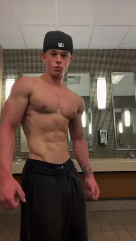 Abs | Videocredits: @elijahholmann #fyp #physique #muscularbody #muscles #aesthetics #GymTok #motivation #gym #biceps #veins #abs #vline #tattoo #armmuscles 
