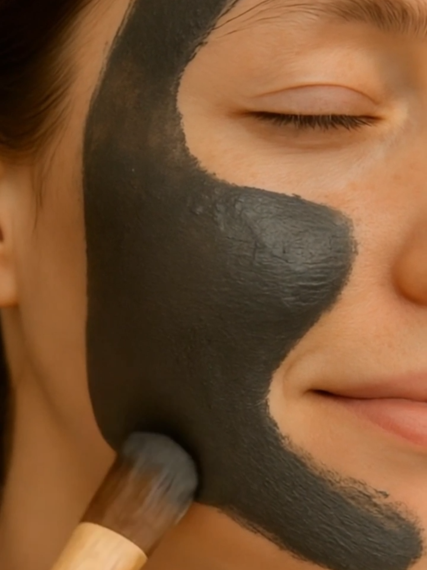 🖤✨ Argila Preta Daseiva – purificação profunda com o toque suave da natureza. Considerada a mais nobre das argilas, a argila preta é perfeita para quem busca uma limpeza intensa da pele, sem agredir. Ela ajuda a remover toxinas, controlar a oleosidade, reduzir cravos e revitalizar peles cansadas ou com tendência à acne. Tudo isso com minerais naturais e um cuidado que respeita a sua beleza. Ideal para rituais de autocuidado cheios de intenção. 🌿 . . . . . . . . #DaseivaNaturais #ArgilaPreta #BelezaNatural #AutocuidadoProfundo #argila #skincare