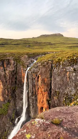 A timeless view featuring the legends themselves: Tugela Falls, the Amphitheatre, and the ever-mysterious Devil’s Tooth. It honestly doesn’t get much better than this—towering cliffs, thundering falls, and a landscape that looks like it was handcrafted by the mountain gods on their day off. If this doesn’t make you want to pack your boots and ghost your responsibilities… we don’t know what will. #hike #Hiking #nature #natural #mountain #mountains #explore #travel #travelling #Outdoors #southafrica #africa #drakensberg #fyp #foryou #fy #foryoupage #foryourpage 