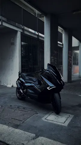 🦇BATMAX🦇 TMAX 530 FULL BLACK 🥷🏼 #tmaxlife #tmax #tmaxmilano #yamaha #yamahatmax #tmax500 #tmax530 #tmax560 #tmaxturbo #milano #banlieue #street #black #tmaxblack #blackmax #fastlife #bcd #tmaxbcd #tmax530bcd #akrapovic #tmaxakrapovic #akrapovic_exhaust #rizoma #madeinitaly #rizomatmax #tmaxrizoma #batmax #allblack #totalblack #fullblack #tmaxled #ledtmax #tmaxlight #led #lightled 