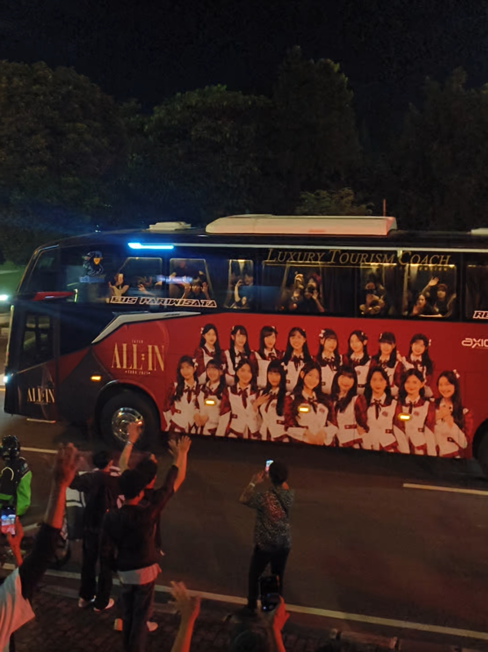 senang sekaligus sedih sih, semoga bisa bertemu lagi... #jkt48 #jkt48tour #jkt48newera #yogyakarta48team @JKT48 