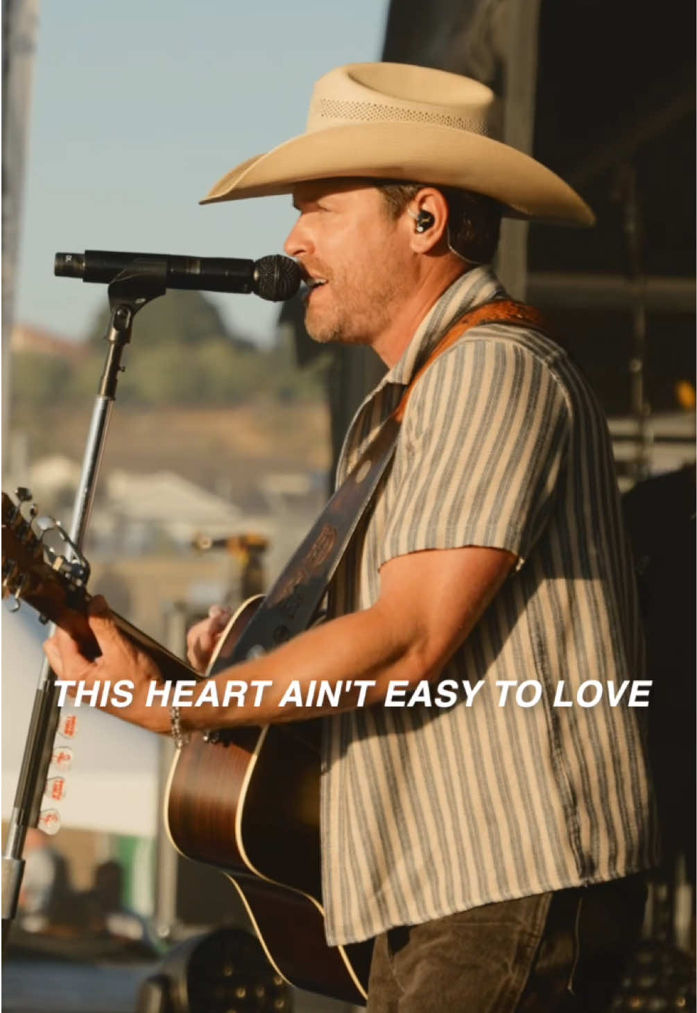 Hope y’all are havin’ a great summer so far! Crack open a cold one and turn this new tune up loud 🤙 #dustinlynch #countrymusic #newmusic #easytolove 